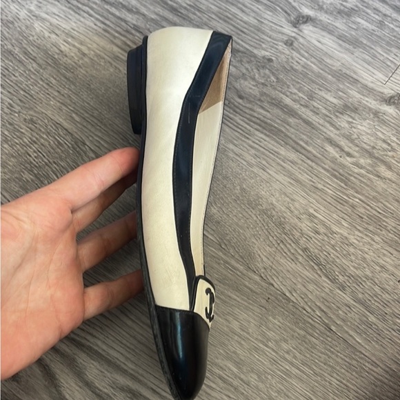 CHANEL SINGLE LEATHER FLAT - Picture 2 of 5